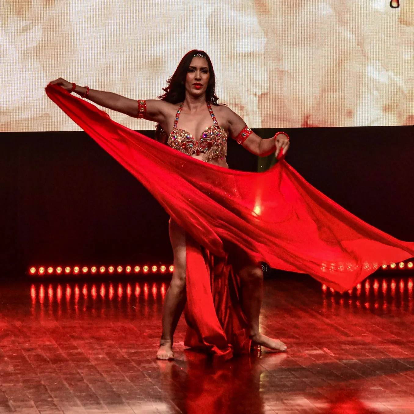 Apresentação de dança fotografada pela IMAGINE, com iluminação cênica.