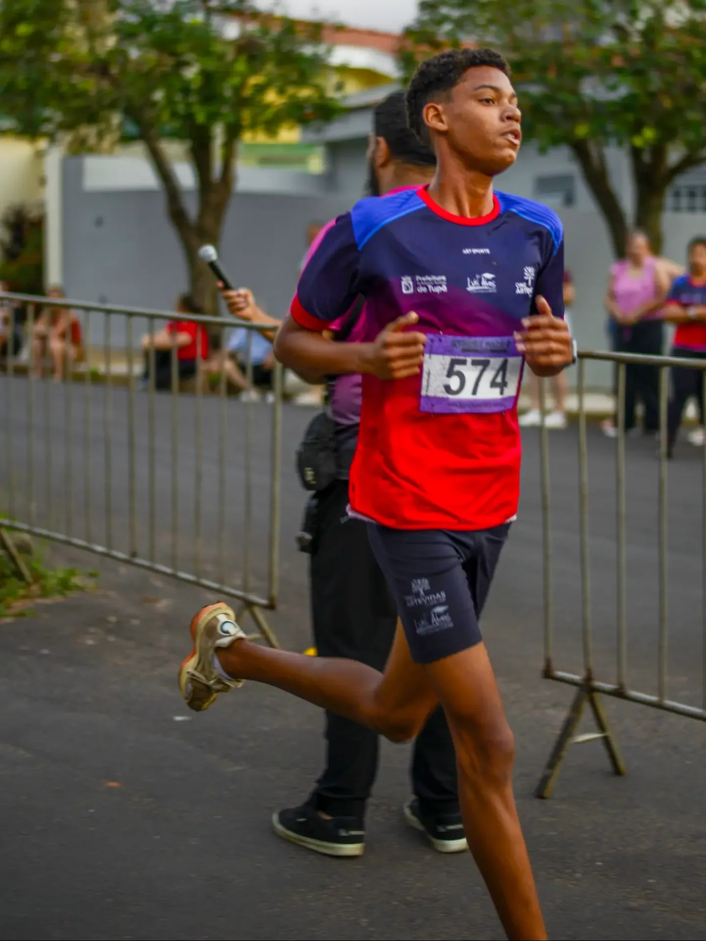 Participante de corrida passando por área de apoio do evento.