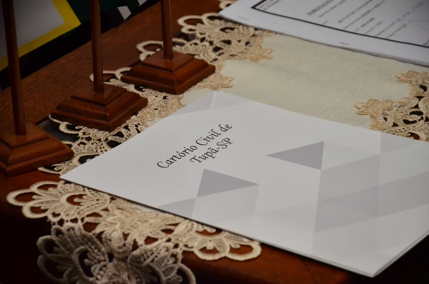 Detalhe de documentos sobre uma mesa de cerimônia.
