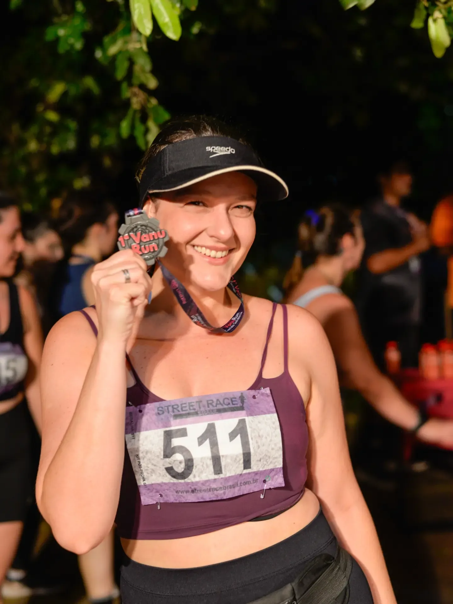 Participante de corrida com boné, número de prova e medalha.