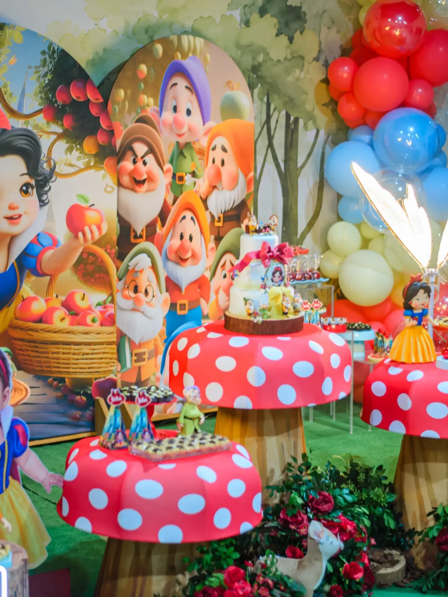 Decoração de aniversário com balões e personagens coloridos.
