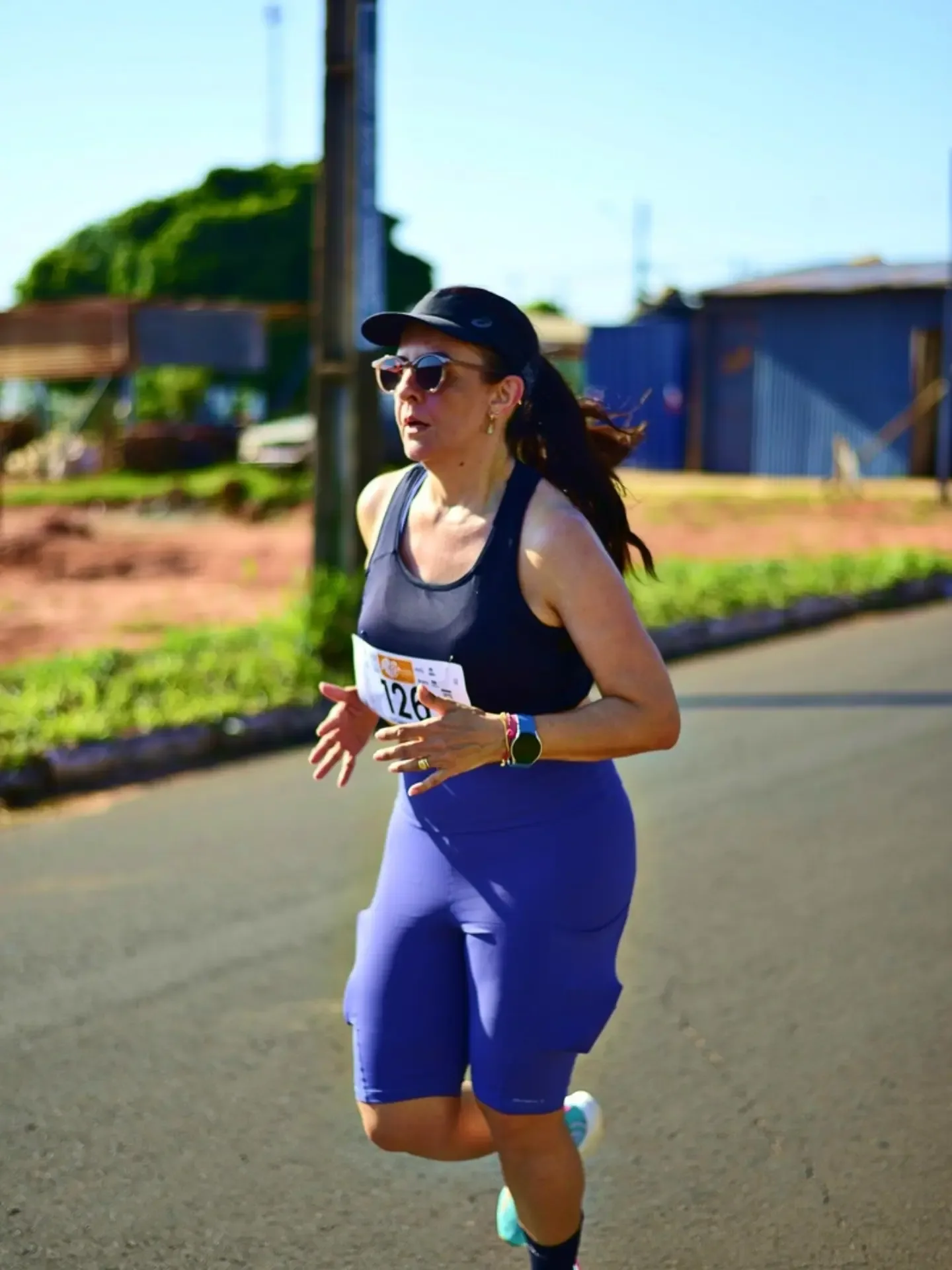 Participante correndo por uma rua durante prova esportiva.
