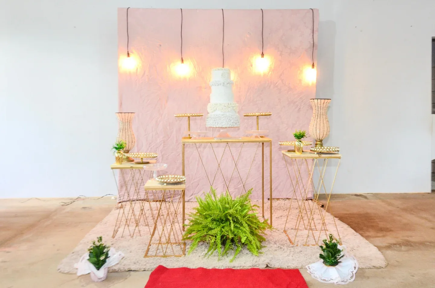 Mesa de cerimônia com flores e iluminação decorativa.